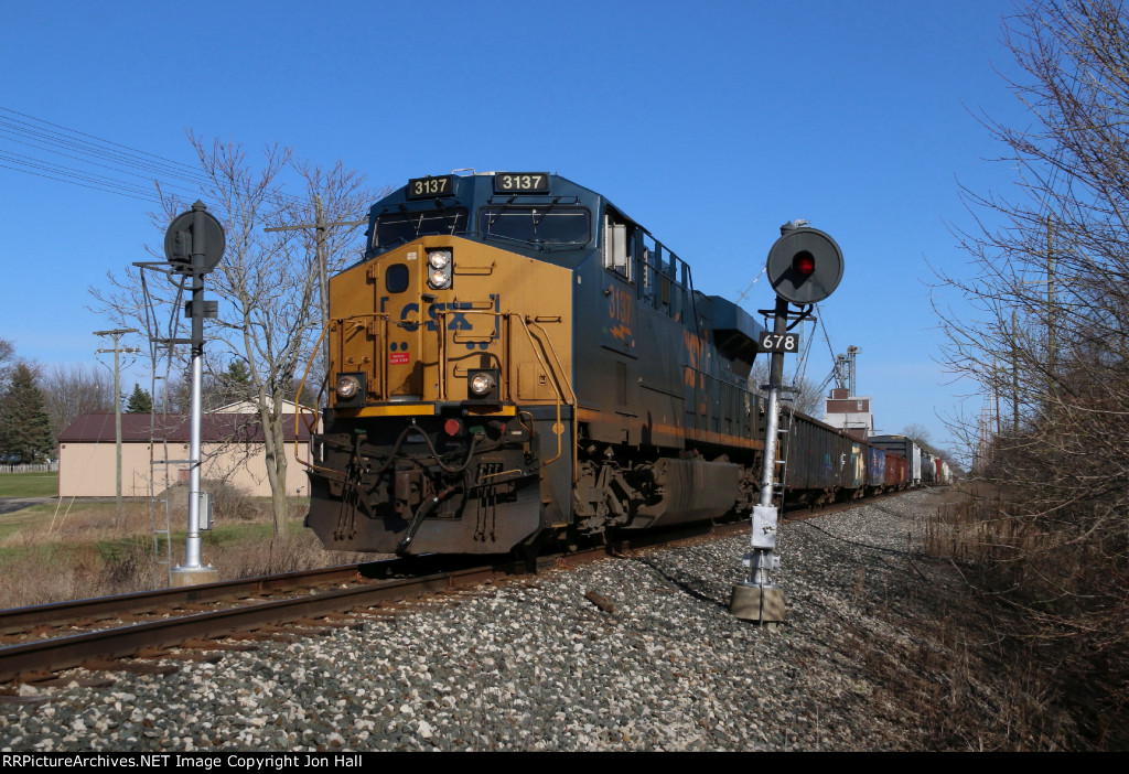 CSX 3137 splits the signals at 67.8 with D705